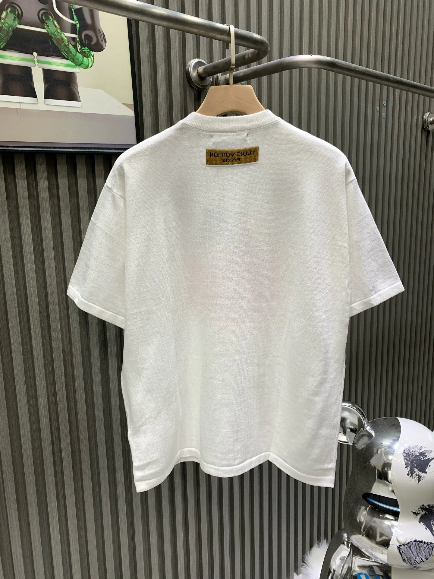 🅿️290 🀄️ louis vuitton* Louis Vuitton lv cherry blossom pink four-leaf clover printed short-sleeved T-shirt New intarsia short-sleeved round neck knitted T-shirt This cotton T-shirt uses jacquard technology on the front. The LU logo letters and monogram floral pattern are depicted on the chest. The back panel is simple and generous. The upper body is fresh and elegant. It is exclusively customized from the original board. 260g 32-count double yarn pure cotton fabric. The texture is very soft and comfortable. 100% different top fabrics in the market (does not shrink or deform) with 320g 1x1 thread (fabric threads are dyed in the same vat, no color difference, not easy to deform) original customization, collar label, wash mark, hang tag, packaging (perfect details) os dropped shoulder loose version, spring and summer latest brick cabinet synchronization, same style for men and women